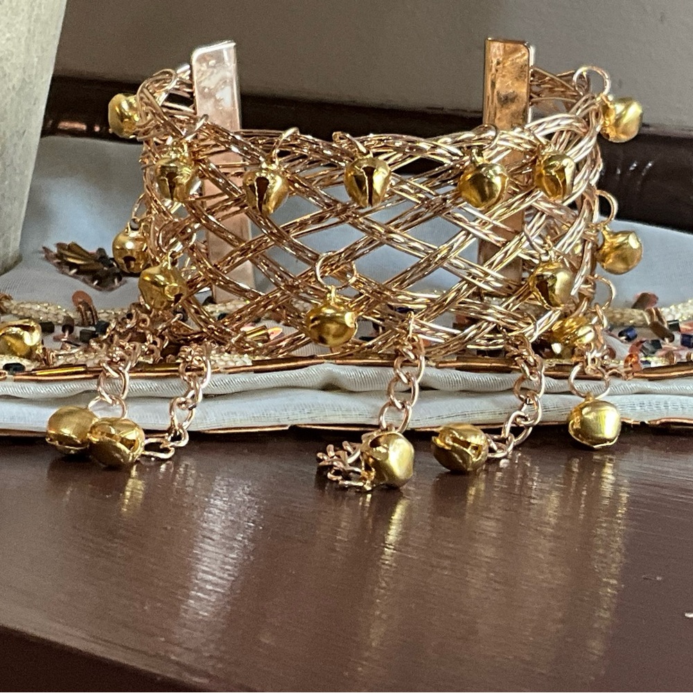 Chic Gold Mesh Bracelet with Dangling Beads - Picture 8 of 9